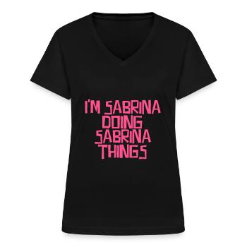 Je suis Sabrina en train de faire des choses Sabrina - T-shirt col V Femme - noir - Devant - Lela (165cm)
