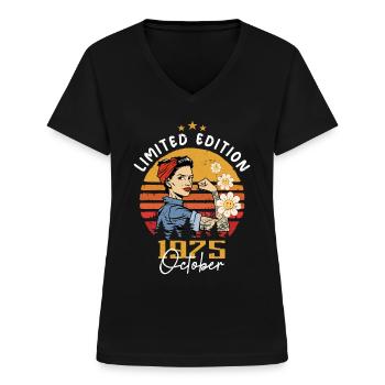 Oktober 1975 geboren | October 1975 - Frauen-T-Shirt mit V-Ausschnitt - Schwarz - Vorne - Lela (165cm)