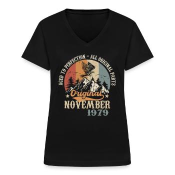 Birthday in November 1979 - November 1979 - Frauen-T-Shirt mit V-Ausschnitt - Schwarz - Vorne - Lela (165cm)