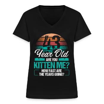 43 Year Old Funny Cat Owner Birthday Idea Kitten - Frauen-T-Shirt mit V-Ausschnitt - Schwarz - Vorne - Lela (165cm)