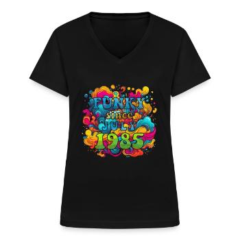 Funky Birthday: Juillet 1985 - Psychadelic - T-shirt col V Femme - noir - Devant - Lela (165cm)