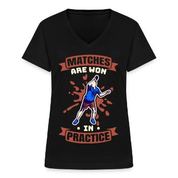 Spiele werden in der Praxis gewonnen - Frauen-T-Shirt mit V-Ausschnitt - Schwarz - Vorne - Lela (165cm)
