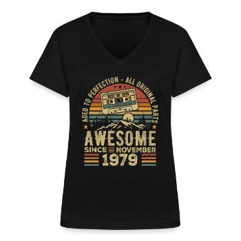 Genial seit November 1979 Geschenk November 1979 - Frauen-T-Shirt mit V-Ausschnitt - Schwarz - Vorne - Lela (165cm)