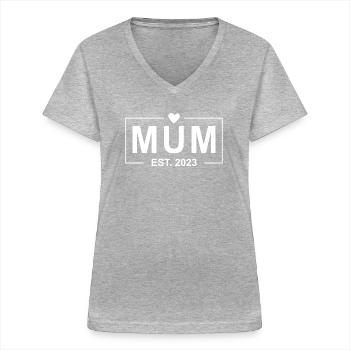 Mama Est 2023 - Frauen-T-Shirt mit V-Ausschnitt - Grau meliert - Vorne - Lela (165cm)