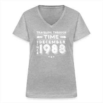 Vintage Time Travel anniversaire Design décembre 1988 - T-shirt col V Femme - gris chiné - Devant - Lela (165cm)