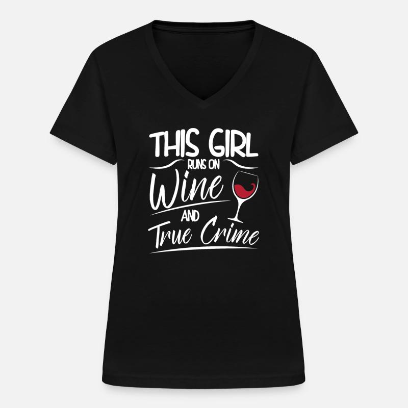 This Girl corre su Wine e True Crime Funny Saying - Maglietta da donna con scollo a V - nero
