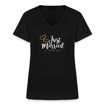 Just Married 30 Years Ago T-Shirt Partnerlook - Frauen-T-Shirt mit V-Ausschnitt - Schwarz - Vorne - Lela (165cm)