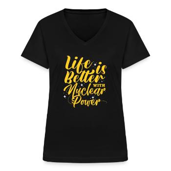 Life is better with nuclear power - Frauen-T-Shirt mit V-Ausschnitt - Schwarz - Vorne - Lela (165cm)