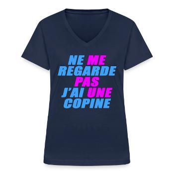 Ne me regarde pas j'ai une copine - T-shirt col V Femme - marine - Devant - Lela (165cm)