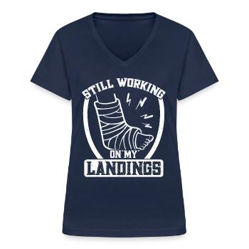 Ik ben nog steeds bezig met mijn landingen - Vrouwen T-shirt met V-hals - navy - Voor - Lela (165cm)