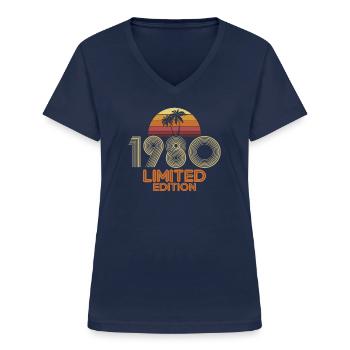 Idée cadeau d'anniversaire rétro 1980 - T-shirt col V Femme - marine - Devant - Lela (165cm)
