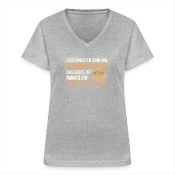 Geschwister sind wie Pfannkuchen - lustiger Spruch - Frauen-T-Shirt mit V-Ausschnitt - Grau meliert - Vorne - Lela (165cm)