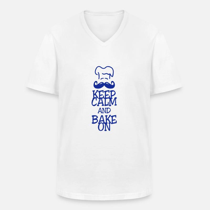 keep calm and bake on - Männer-T-Shirt mit V-Ausschnitt - Weiß