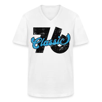 50e verjaardag 1976 - Klassiek mannen T-shirt met V-hals - wit - Voor - AI Model Male 185 light (185cm)