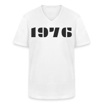 1976 - Klassiek mannen T-shirt met V-hals - wit - Voor - AI Model Male 185 light (185cm)
