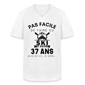 Pas facile de faire du ski anniversaire 37 ans SKI - T-shirt col V Homme - blanc - Devant - AI Model Male 185 light (185cm)