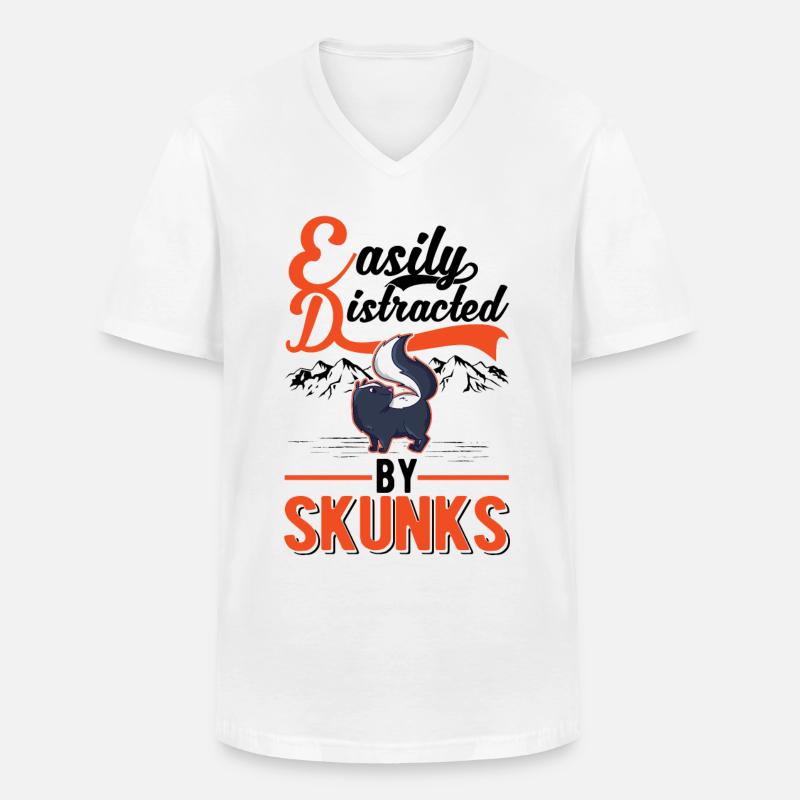 Easily distracted by Skunks Stinktier - Männer-T-Shirt mit V-Ausschnitt - Weiß