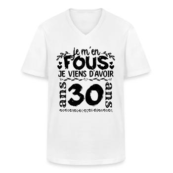J’ai 30 ans | Je m'en fous j'ai 30 ans - T-shirt col V Homme - blanc - Devant - AI Model Male 185 light (185cm)