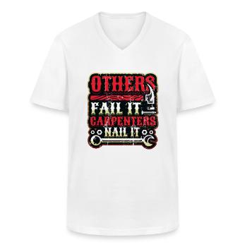Andere Scheitern, Tischler Nageln, Holzbearbeitung - Männer-T-Shirt mit V-Ausschnitt - Weiß - Vorne - AI Model Male 185 light (185cm)