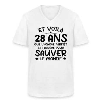 28 jaar oud verjaardagscadeau 28 jaar oude mannen - Klassiek mannen T-shirt met V-hals - wit - Voor - AI Model Male 185 light (185cm)