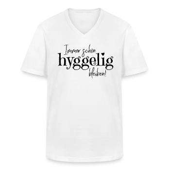 Spruch: "Immer schön hyggelig bleiben!" - Männer-T-Shirt mit V-Ausschnitt - Weiß - Vorne - AI Model Male 185 light (185cm)