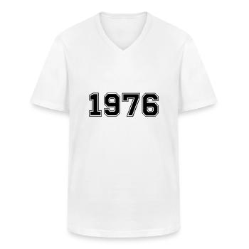 1976 - Klassiek mannen T-shirt met V-hals - wit - Voor - AI Model Male 185 light (185cm)