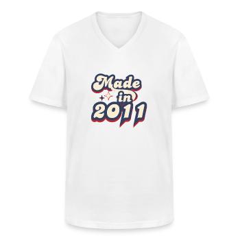 Hergestellt im Jahr 2011 Retro - Männer-T-Shirt mit V-Ausschnitt - Weiß - Vorne - AI Model Male 185 light (185cm)