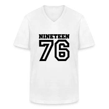 1976 - Klassiek mannen T-shirt met V-hals - wit - Voor - AI Model Male 185 light (185cm)