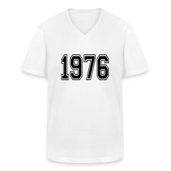 1976 - Klassiek mannen T-shirt met V-hals - wit - Voor - AI Model Male 185 light (185cm)