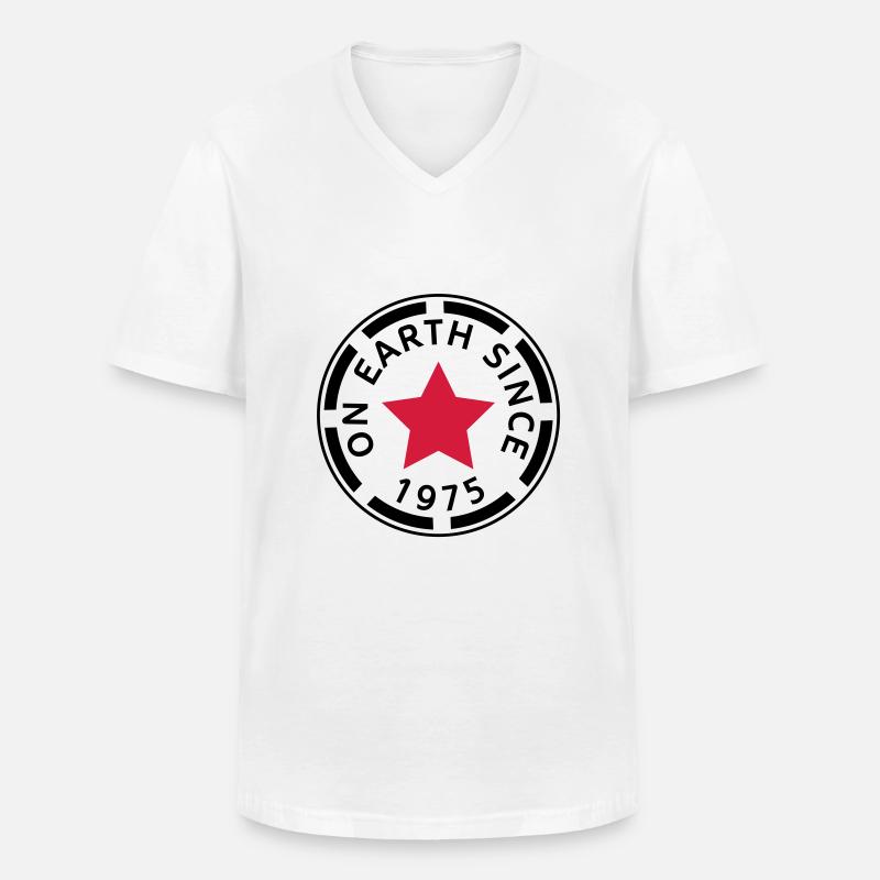 on earth since 1975 - Männer-T-Shirt mit V-Ausschnitt - Weiß