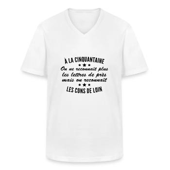 à la Cinquantaine on ne reconnaît les Cons de loin - T-shirt col V Homme - blanc - Devant - AI Model Male 185 light (185cm)