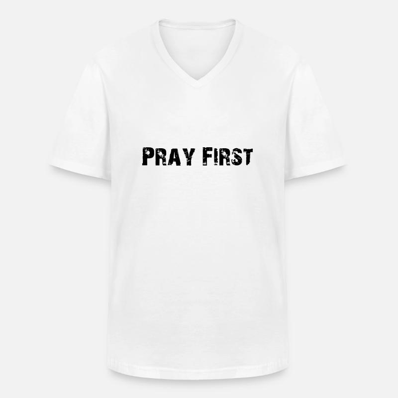 Pray First - Männer-T-Shirt mit V-Ausschnitt - Weiß