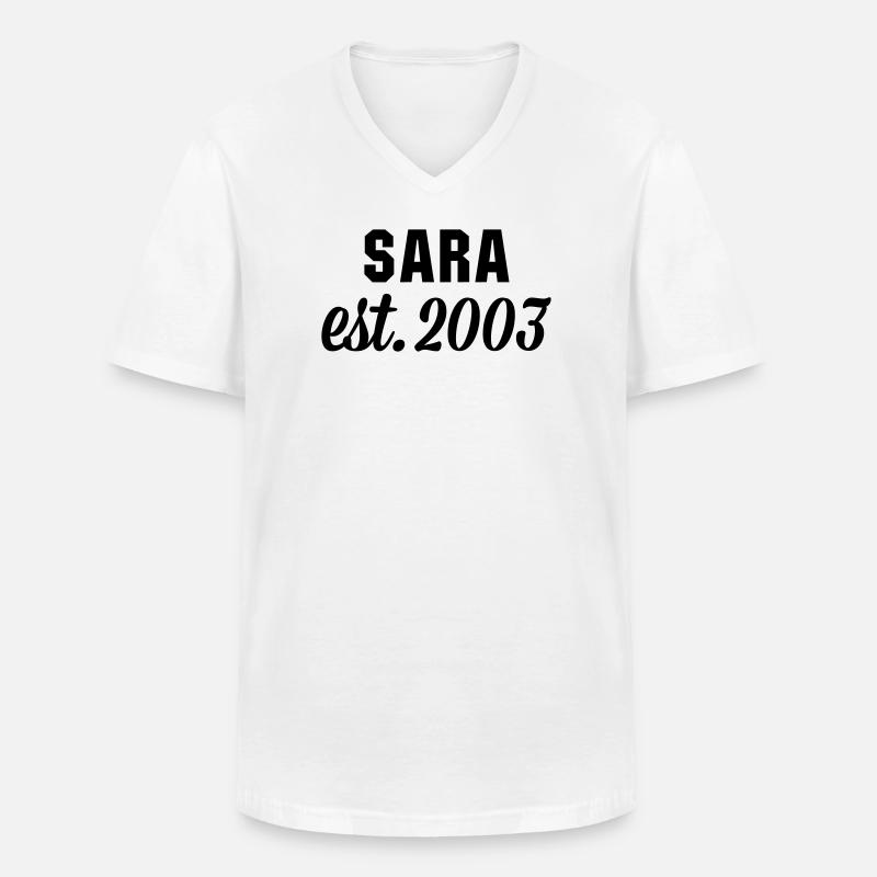 Sara est 2003 - Männer-T-Shirt mit V-Ausschnitt - Weiß