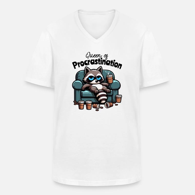 Queen of Procrastination – Waschbär am Sofa - Männer-T-Shirt mit V-Ausschnitt - Weiß