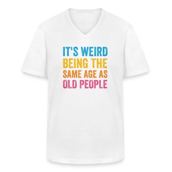 Es ist seltsam, im gleichen Alter wie Old People Retro zu sein - Männer-T-Shirt mit V-Ausschnitt - Weiß - Vorne - AI Model Male 185 light (185cm)