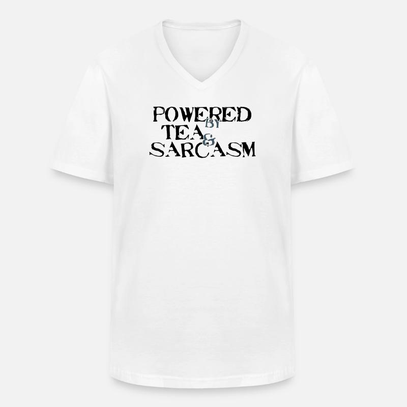 Powered by Tea & Sarcasm - Männer-T-Shirt mit V-Ausschnitt - Weiß