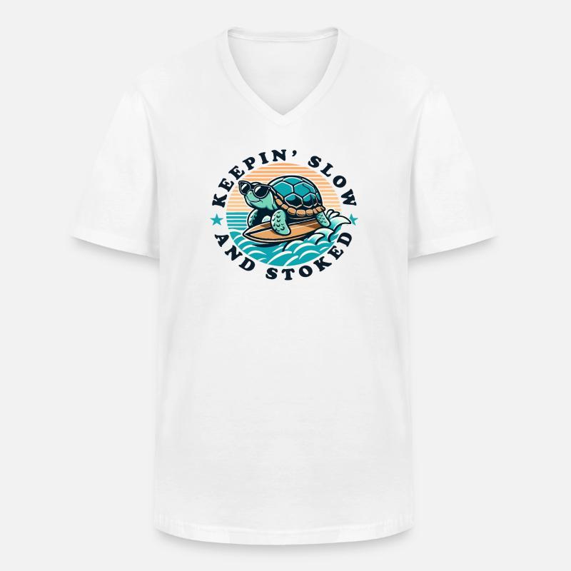 Surfende Schildkröte Keepin Slow and Stoked - Männer-T-Shirt mit V-Ausschnitt - Weiß