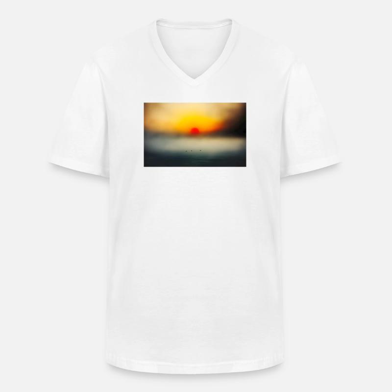 Abendstimmung am ruhigen Meer - Männer-T-Shirt mit V-Ausschnitt - Weiß