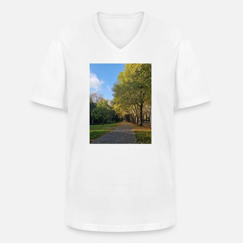 Herbstpfad durch Lauballee - Männer-T-Shirt mit V-Ausschnitt - Weiß