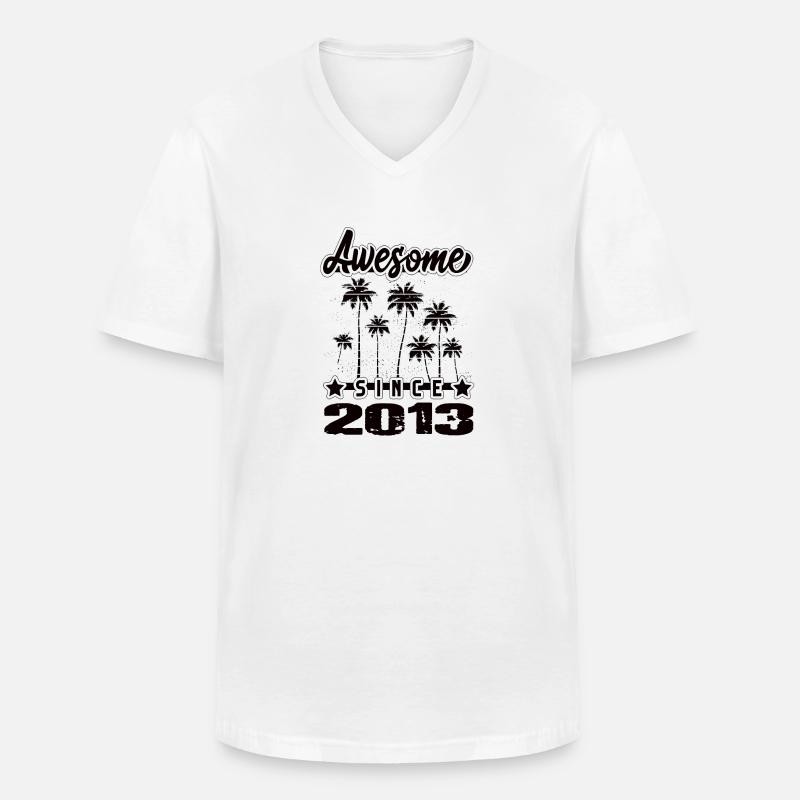 Awesome Since 2013 - Männer-T-Shirt mit V-Ausschnitt - Weiß