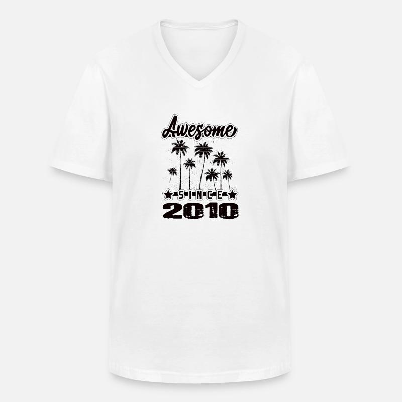 Awesome Since 2010 - Männer-T-Shirt mit V-Ausschnitt - Weiß