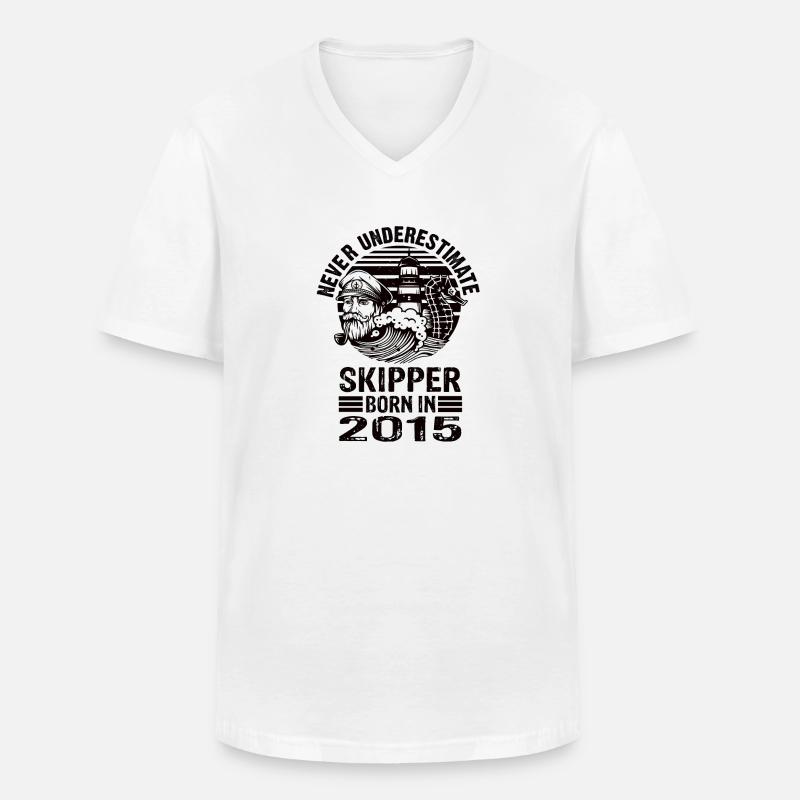 Never Underestimate Skipper born in 2015 - Männer-T-Shirt mit V-Ausschnitt - Weiß