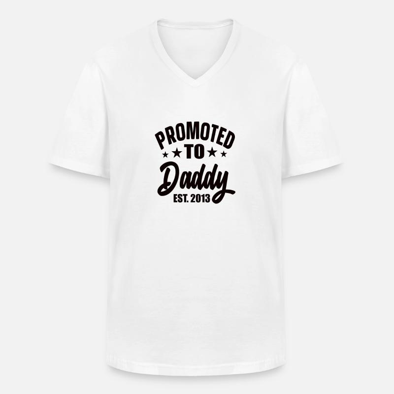Promoted To Daddy Est 2013 - Männer-T-Shirt mit V-Ausschnitt - Weiß