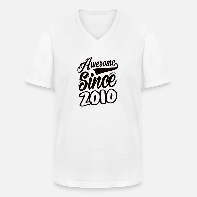Awesome Since 2010 - Männer-T-Shirt mit V-Ausschnitt - Weiß