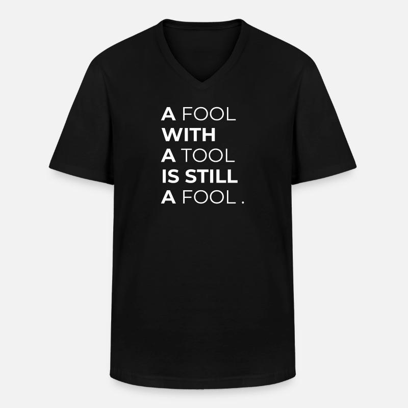 Toolwise Fool: Mutige Typografie - Männer-T-Shirt mit V-Ausschnitt - Schwarz