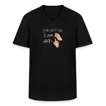 Ich bin nicht 50, ich bin 49 plus 1 Mittelfinger, 50 - Männer-T-Shirt mit V-Ausschnitt - Schwarz - Vorne - AI Model Male 178 dark (178cm)
