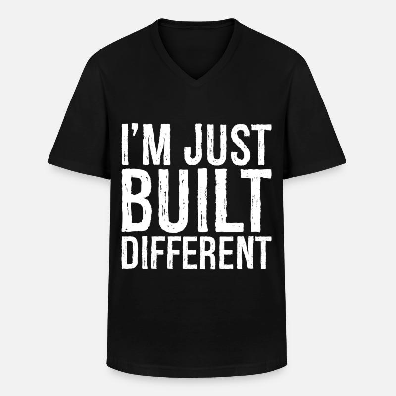 I'm just built different - Männer-T-Shirt mit V-Ausschnitt - Schwarz