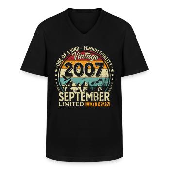 18. Geburtstag Vintage September Jahrgang 2007  - Männer-T-Shirt mit V-Ausschnitt - Schwarz - Vorne - AI Model Male 178 dark (178cm)