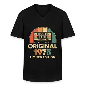 50. Geburtstag 1975 Limited Edition Retro Kassette - Männer-T-Shirt mit V-Ausschnitt - Schwarz - Vorne - AI Model Male 178 dark (178cm)