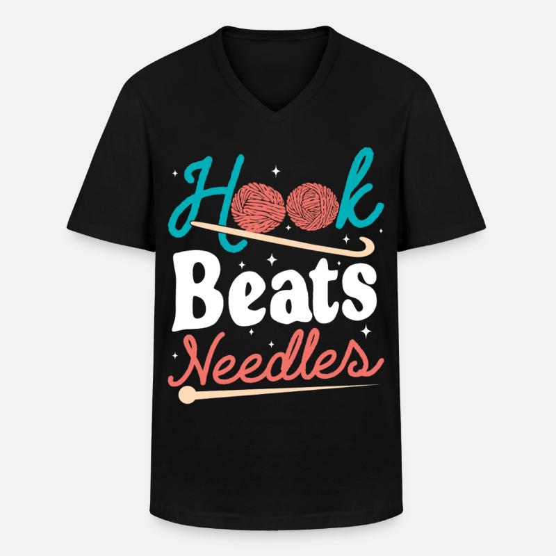Hook Beats Needles Häkelhäkelgarn - Männer-T-Shirt mit V-Ausschnitt - Schwarz